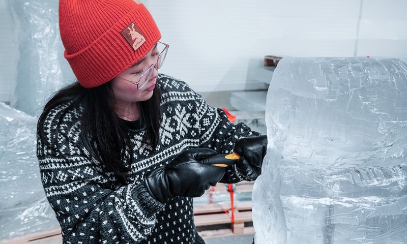 Jäänveisto-aktiviteetti: nainen veistää jäätä