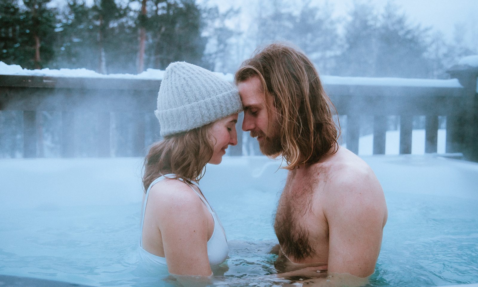 Pariskunta ulkoporealtaassa