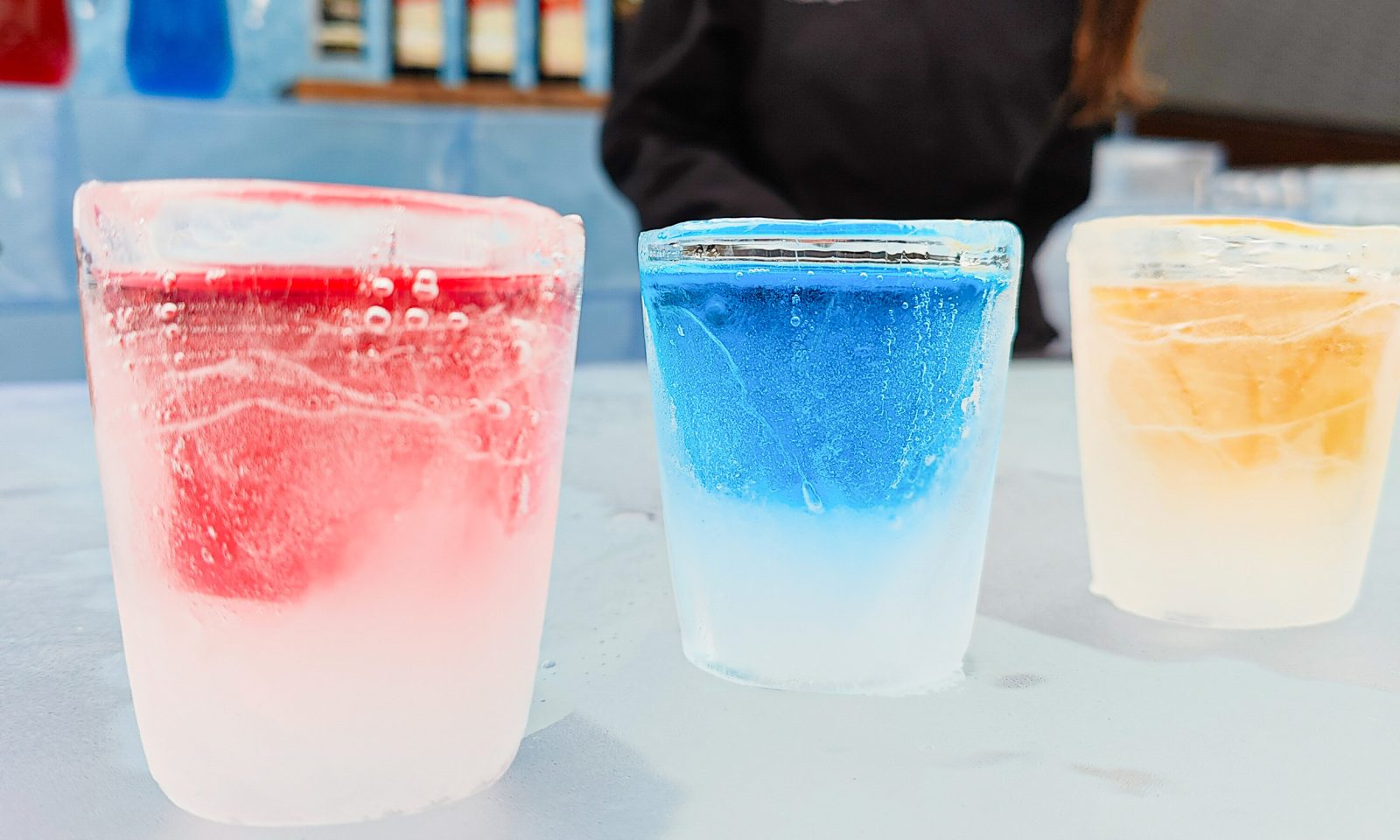 Erivärisiä jäädrinkkejä Jääbaarissa