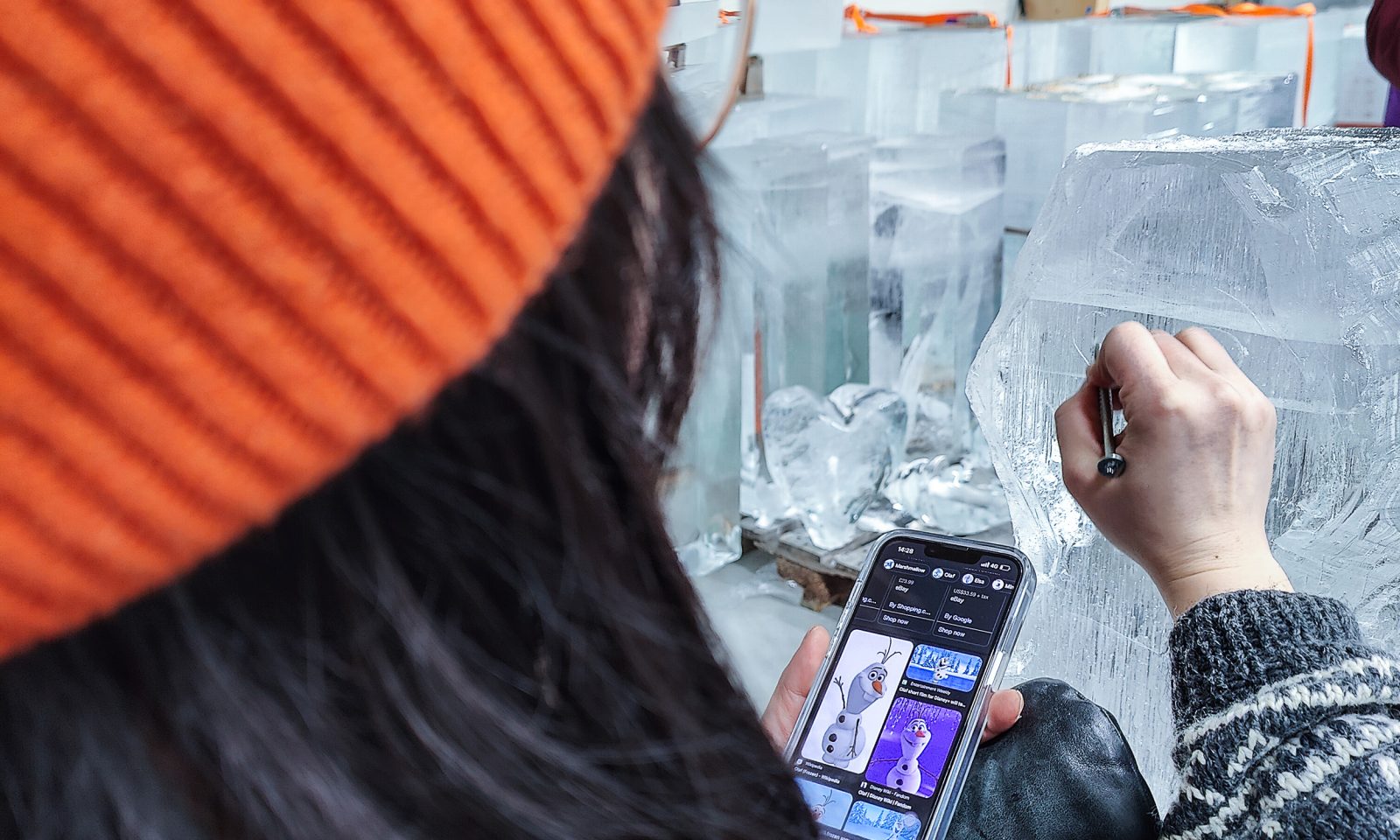 Nainen piirtää luonnosta jäähän jääveistokselle