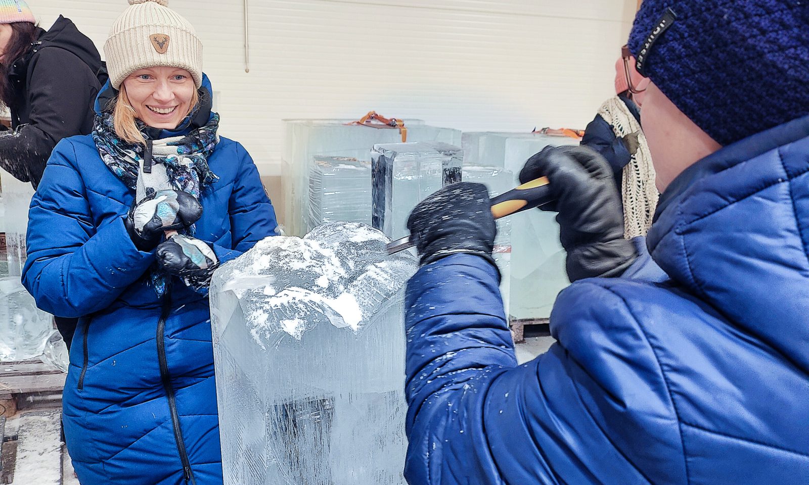 Vierailijat jäänveistossa