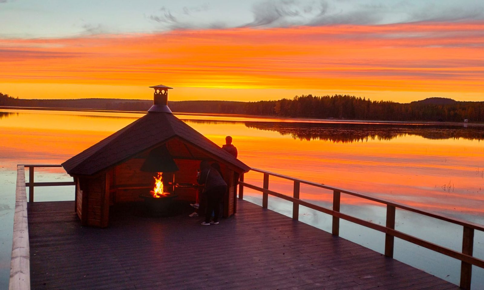 Auringonlasku laavulaiturilla Lehtojärvellä Rovaniemellä