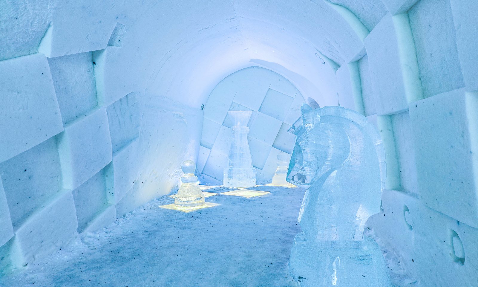 Taidetta lumi- ja jäähotellissa