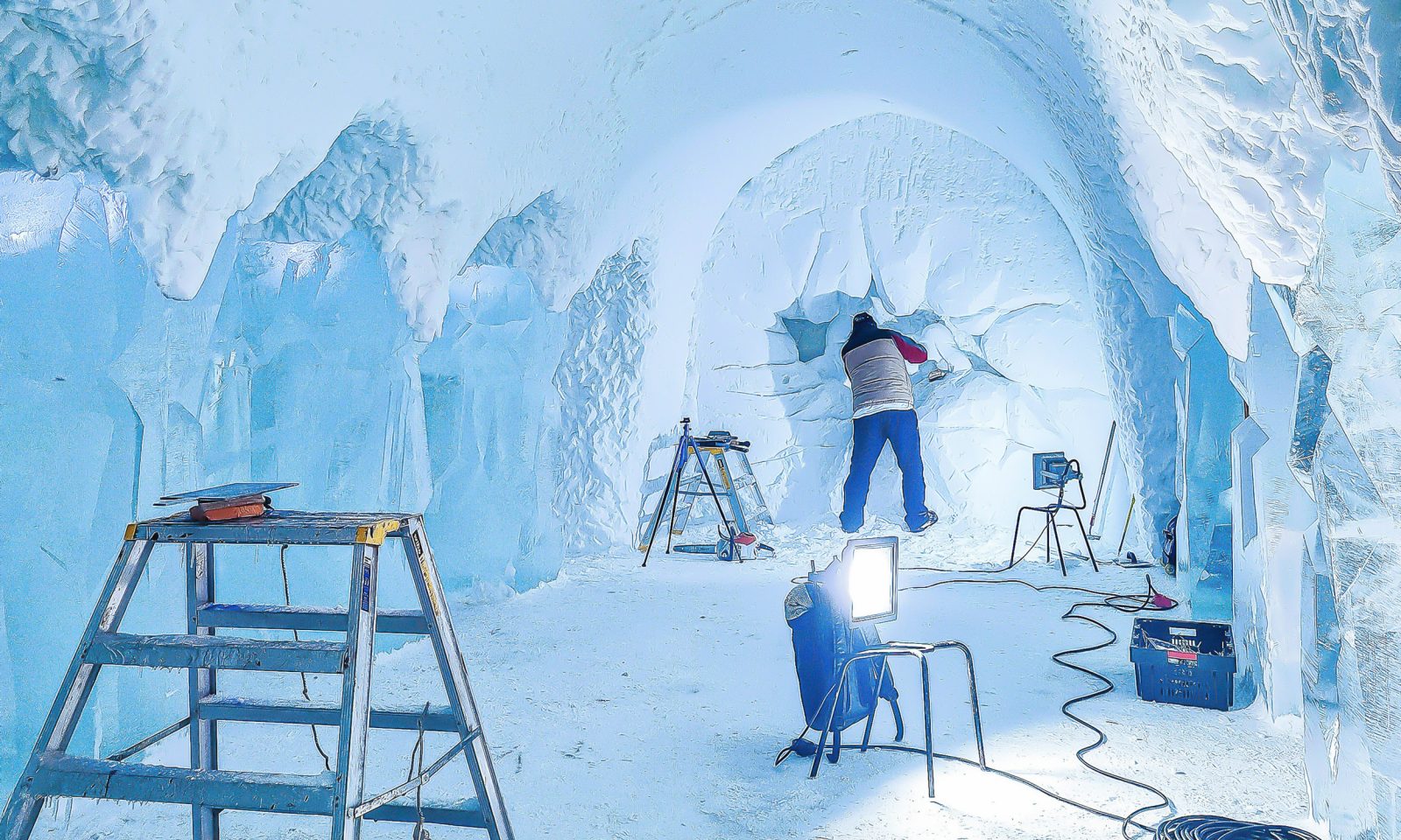 Taiteilija tekemässä lumitaidella lumihotellissa