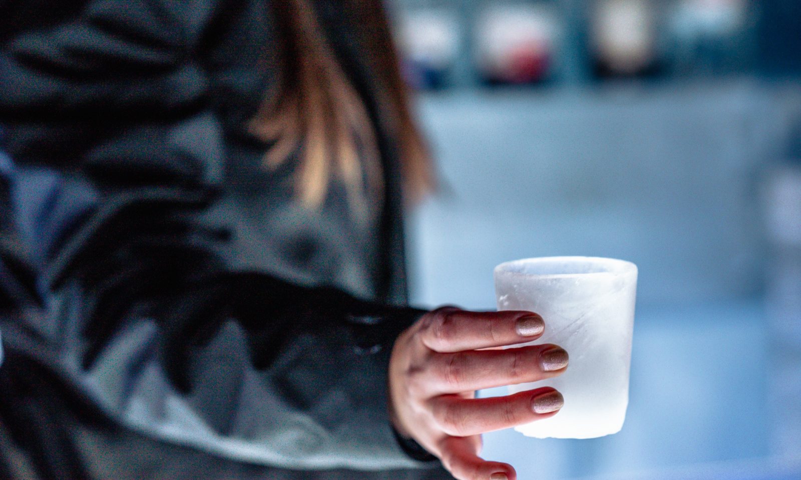 Tarjoilija ojentaa jäädrinkin Pop-up Jääbaarissa