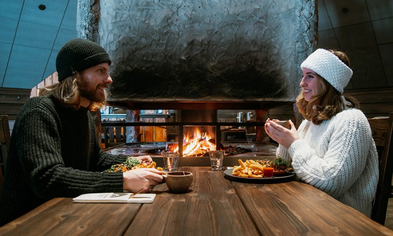 Vierailupaketti: Illallinen Kotaravintolassa takkatulen äärellä
