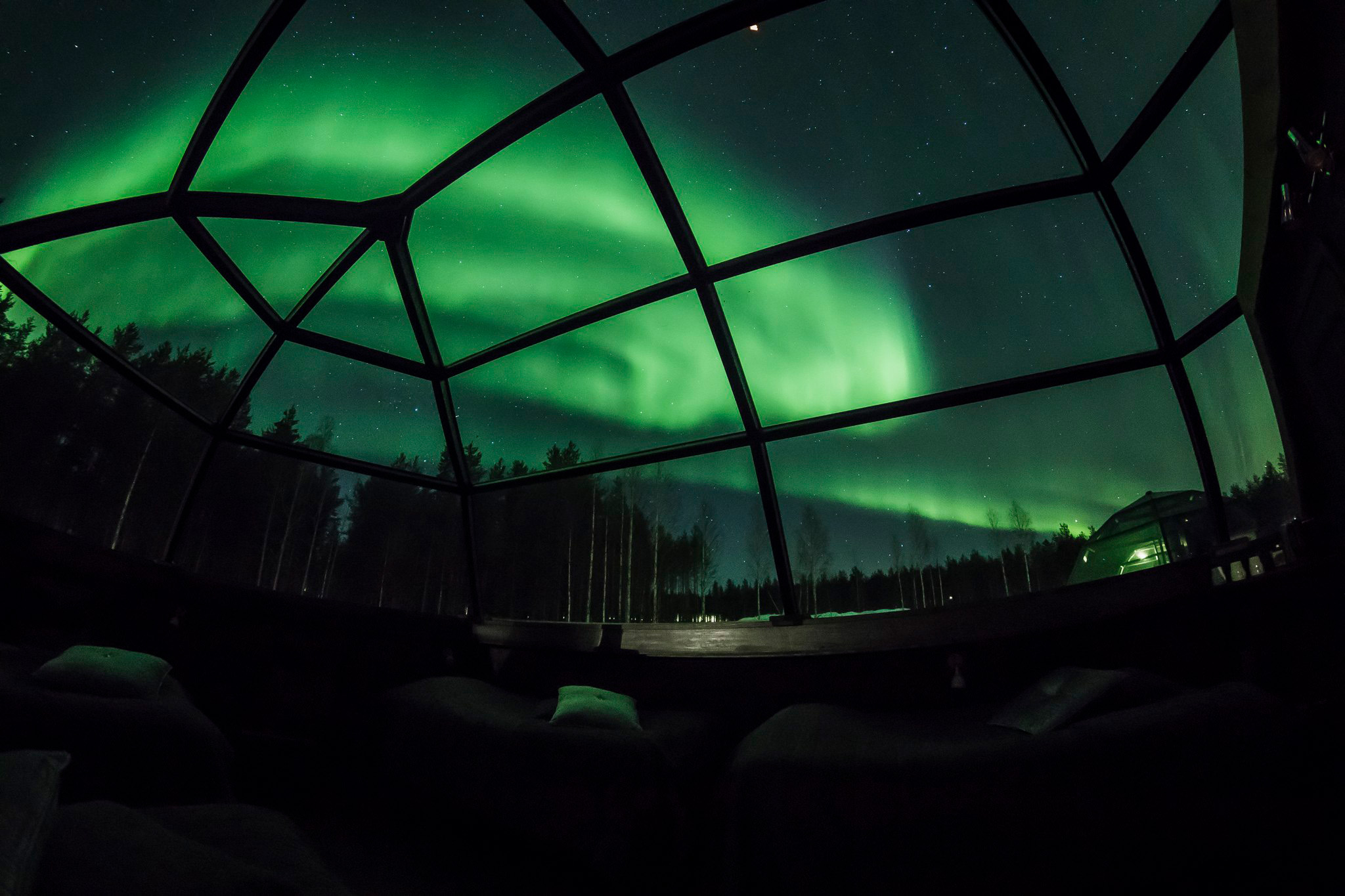 Revontulet, Rovaniemi, lappi: revontulet lasi-iglun ikkunan takaa