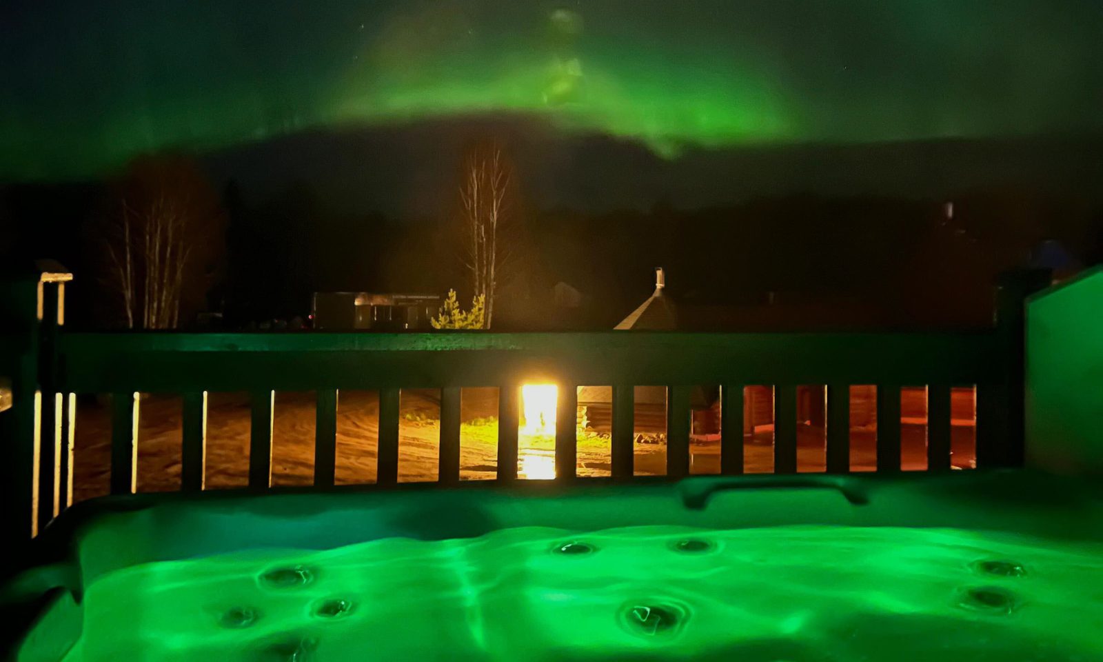 Revontulet ulkoporealtaan yllä