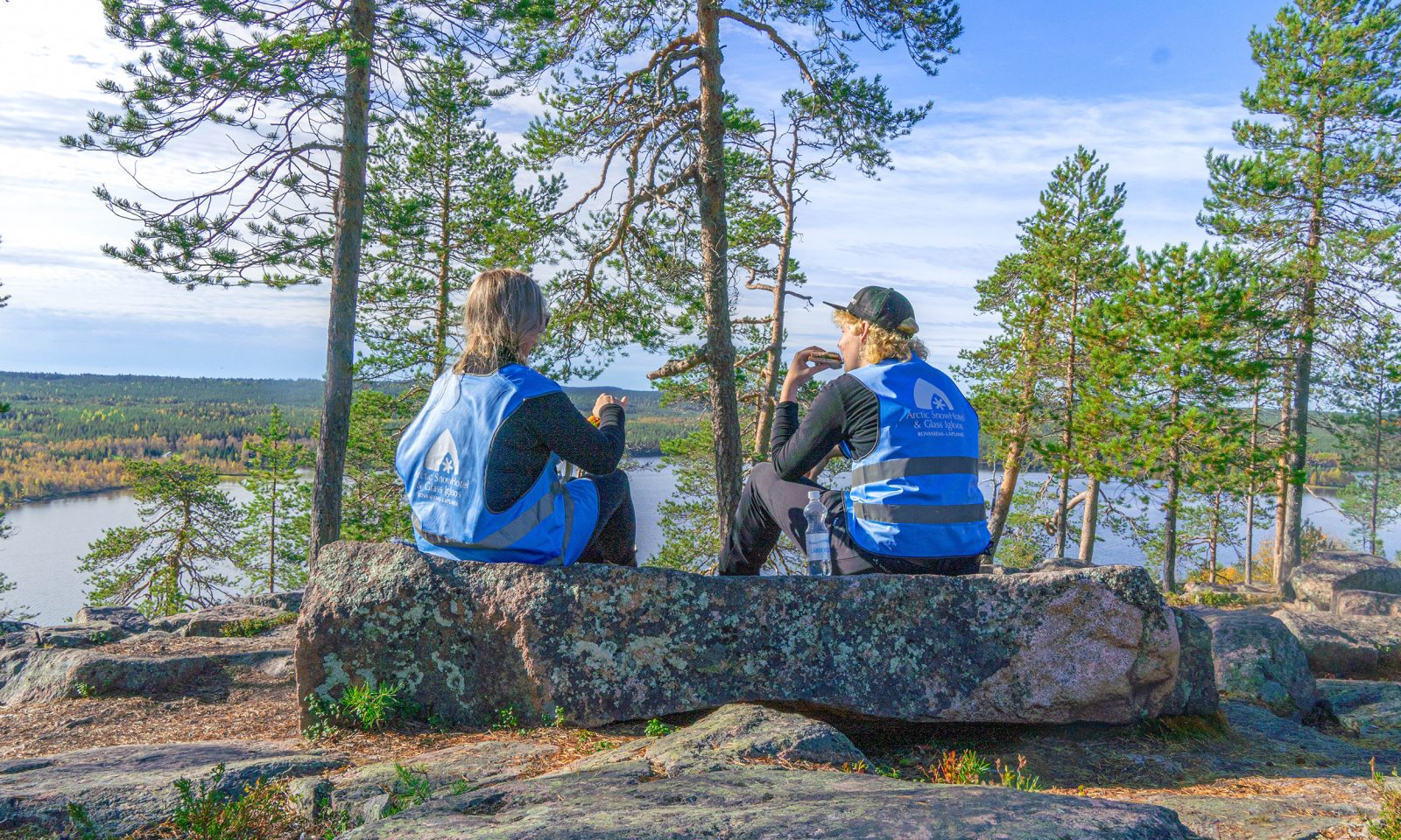 Osallistujat tauolla nauttimassa eväistä Möötikkärakan huipulla