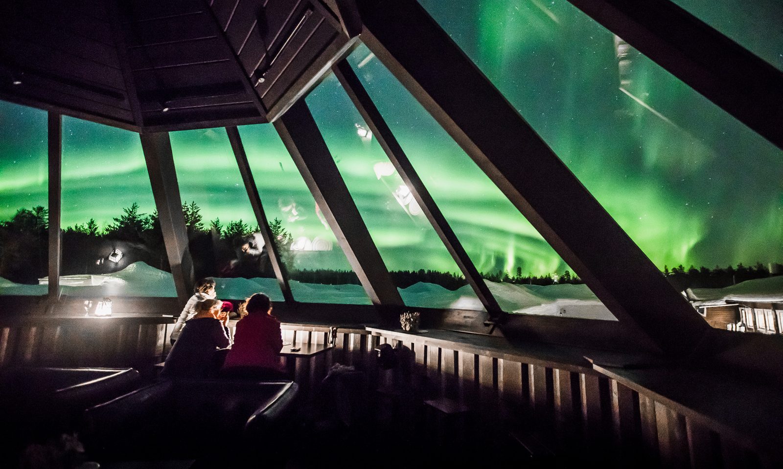 Sky Bar Rovaniemi: Norhern lights seen through panoramic windows