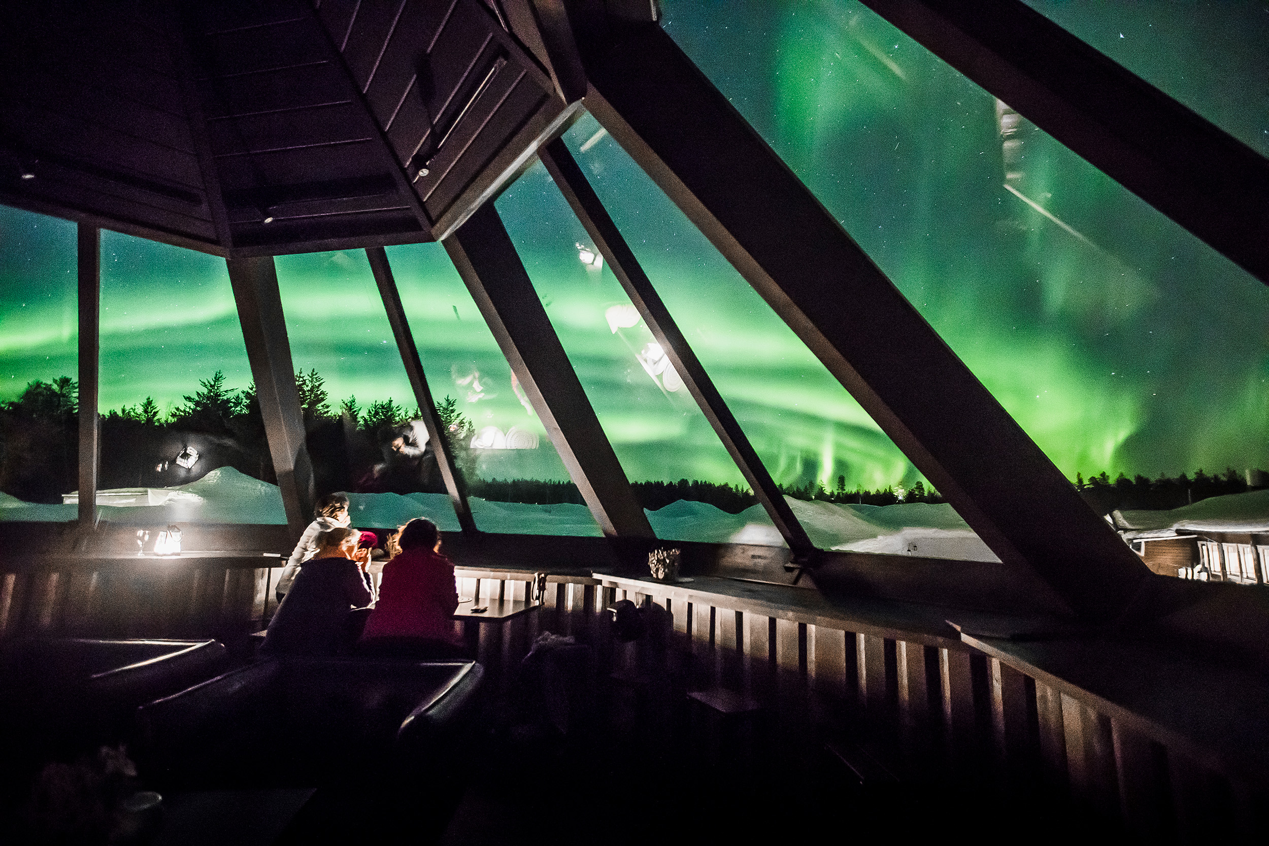 Sky Bar Rovaniemi: Norhern lights seen through panoramic windows
