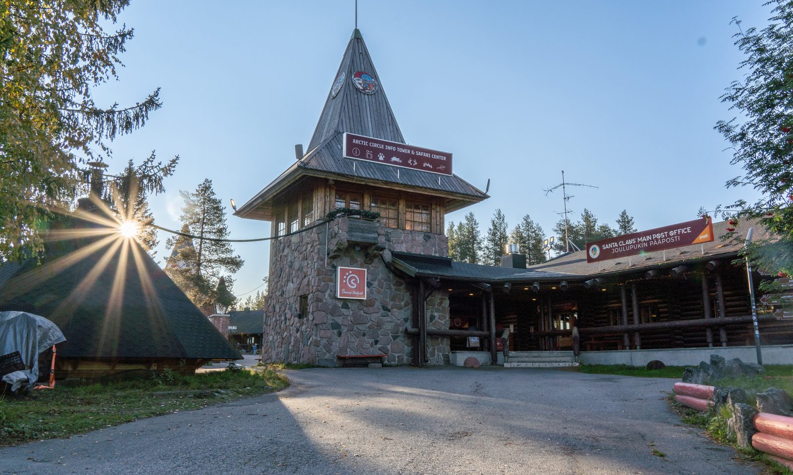 Joulupukin pajakylä infopiste