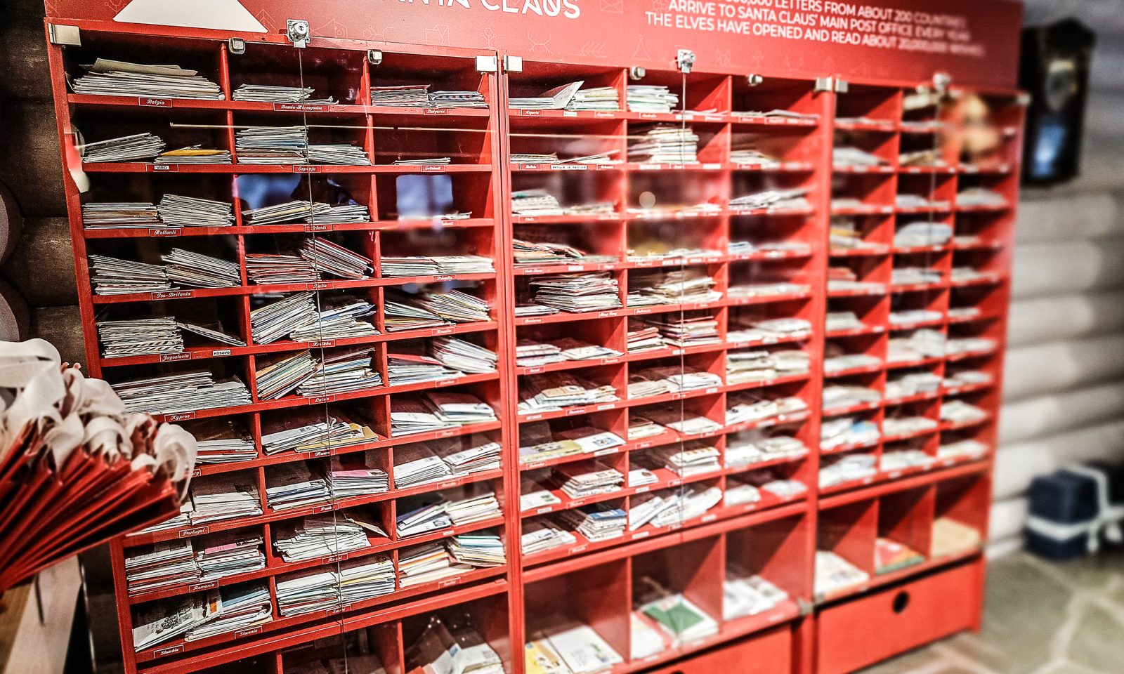 Hylly kirjeille Joulupukin pääpostilla