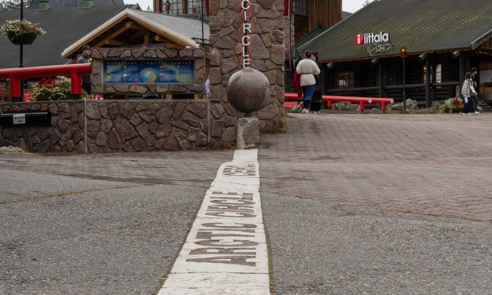 Napapiirin raja Joulupukin pajakylässä