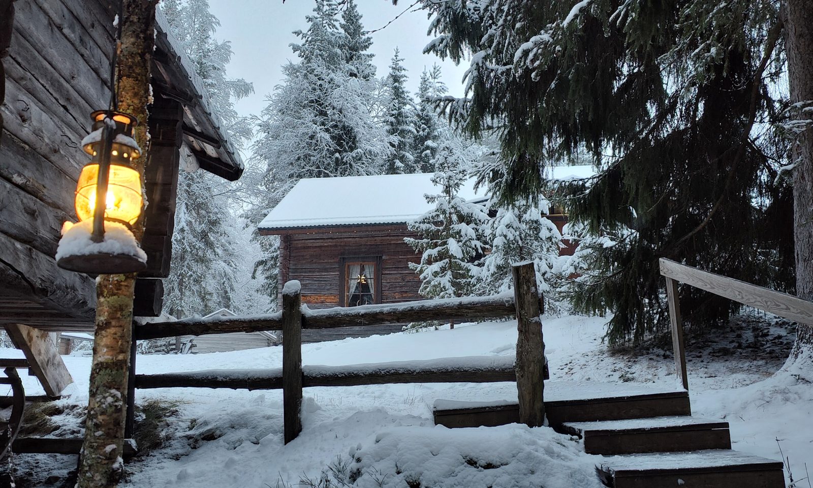 Lumista pihamaata porotilalla