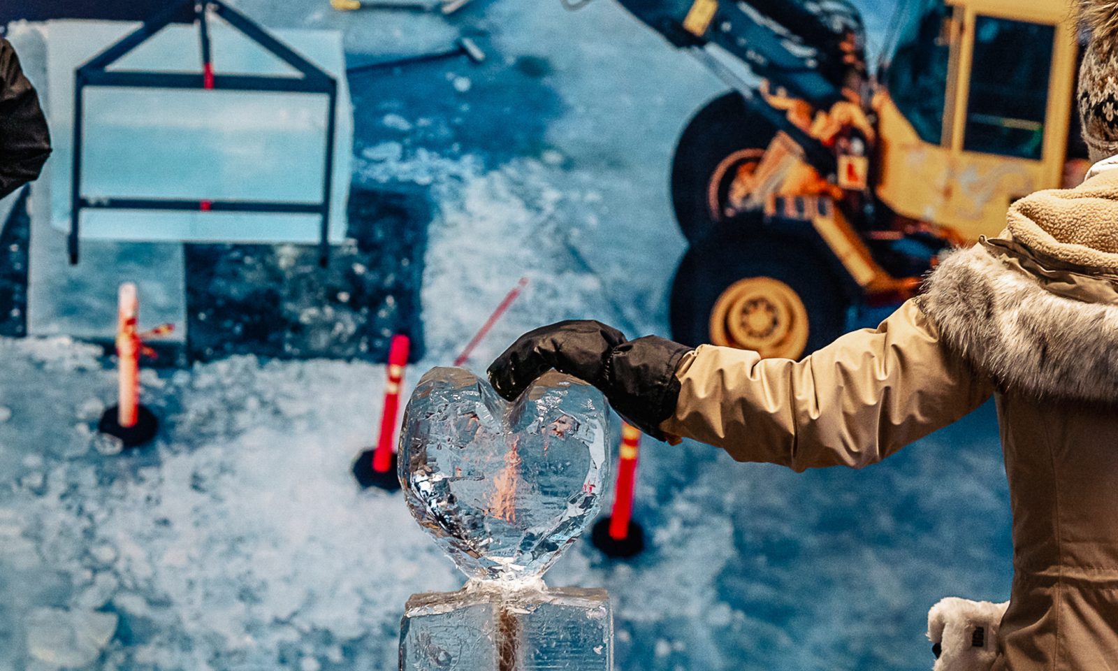 Sydän-jääveistos jäänveistotilassa