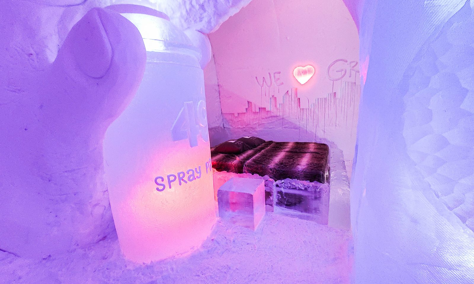 Käsi ja spraymaalipurkki lumi- ja jäätaideteos hotellihuoneessa