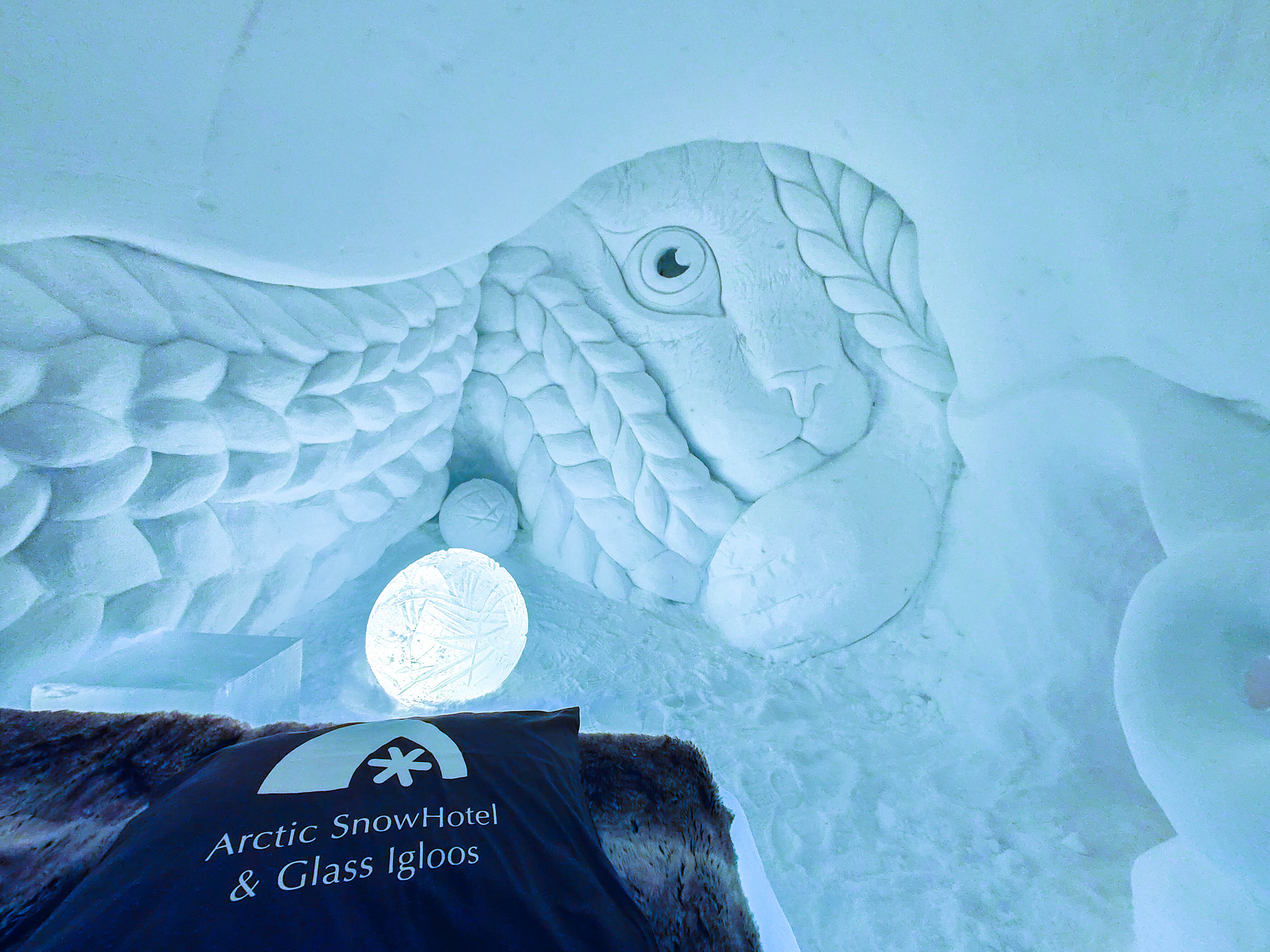 Accommodation Rovaniemi Lapland: snow art in the ice hotel room