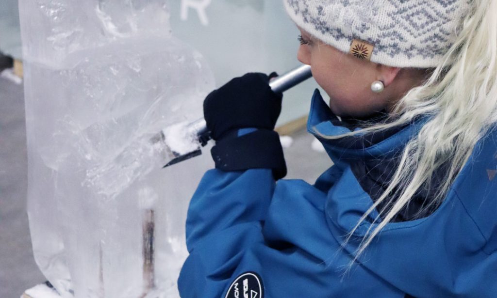 Vierailija veistää jäätä jäänveisto-työpajassa