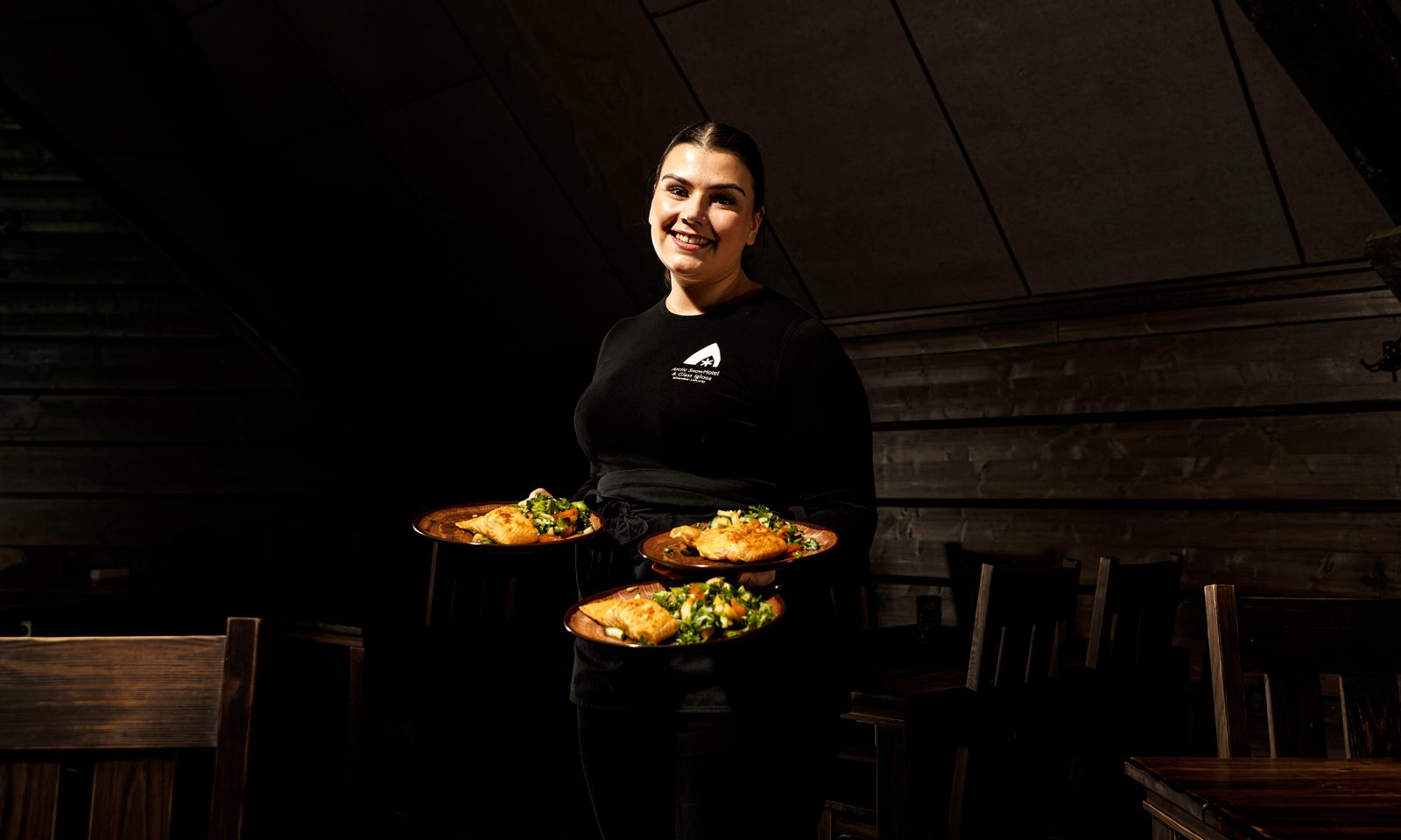 Tarjoilija tarjoilee annoksia Kotaravintolassa