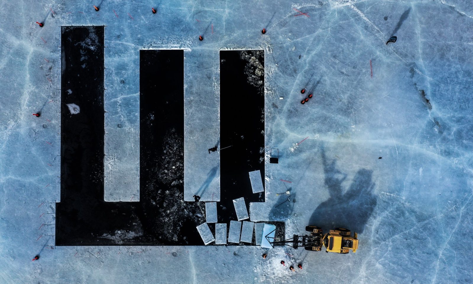 Ilmakuva: jäiden nostoa Lehtojärvestä