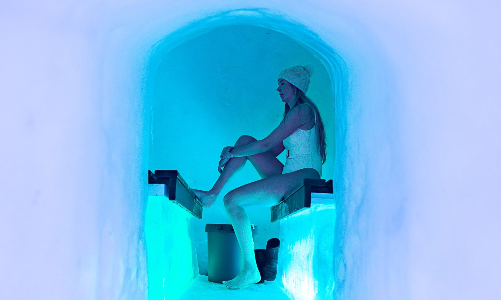 Vierailija lumisaunassa