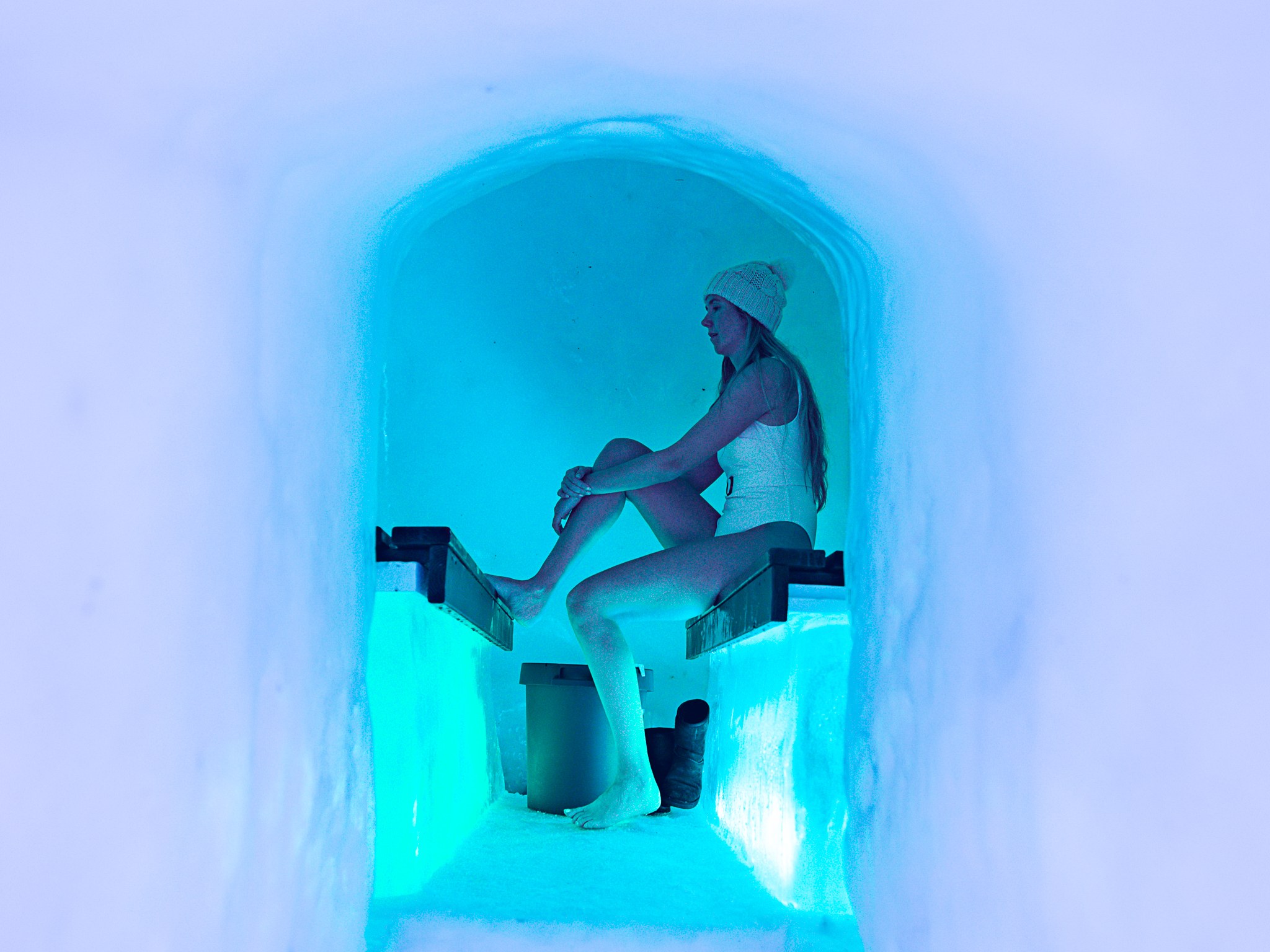 Vierailija lumisaunassa