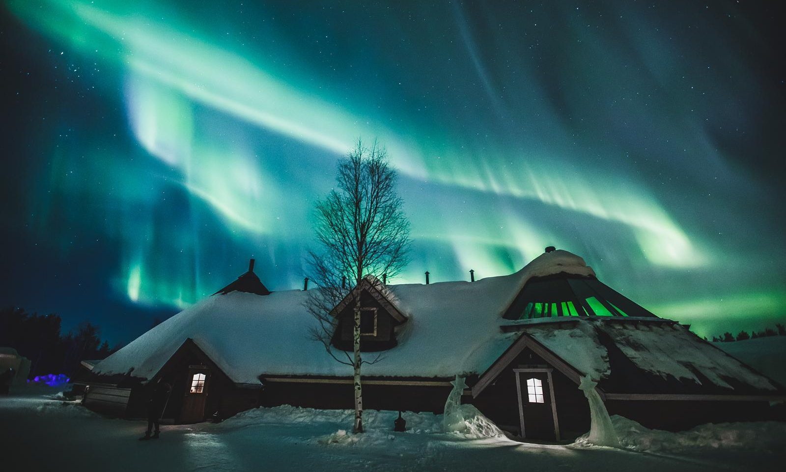 Revontulet Sky Baarin ja Kotaravintolan yllä