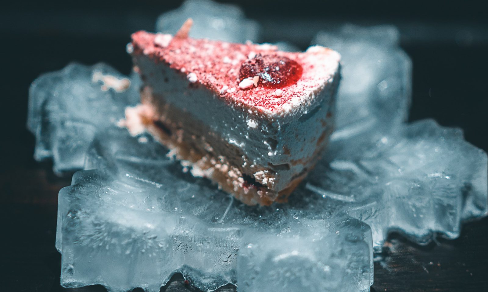 Jälkiruoka jäälautasella Jääravintolassa