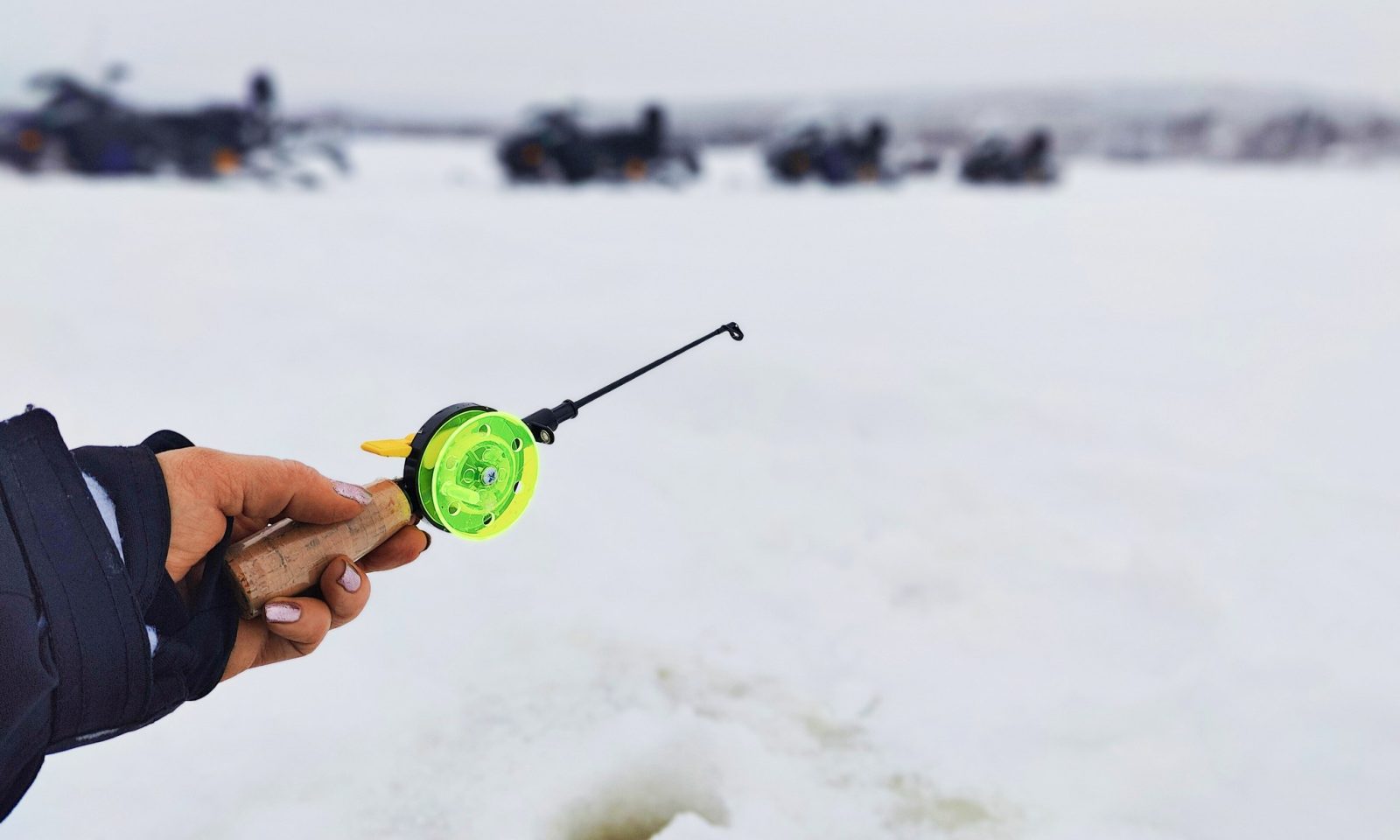 Pilkkimistä järven jäällä