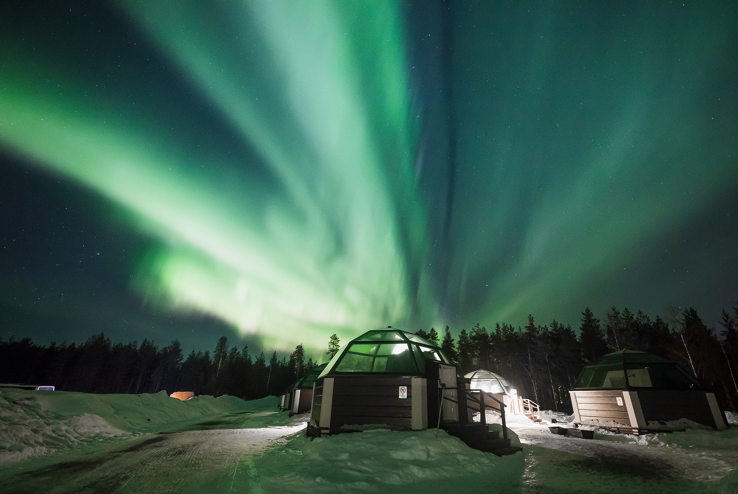 Revontulet lasi-iglun yllä