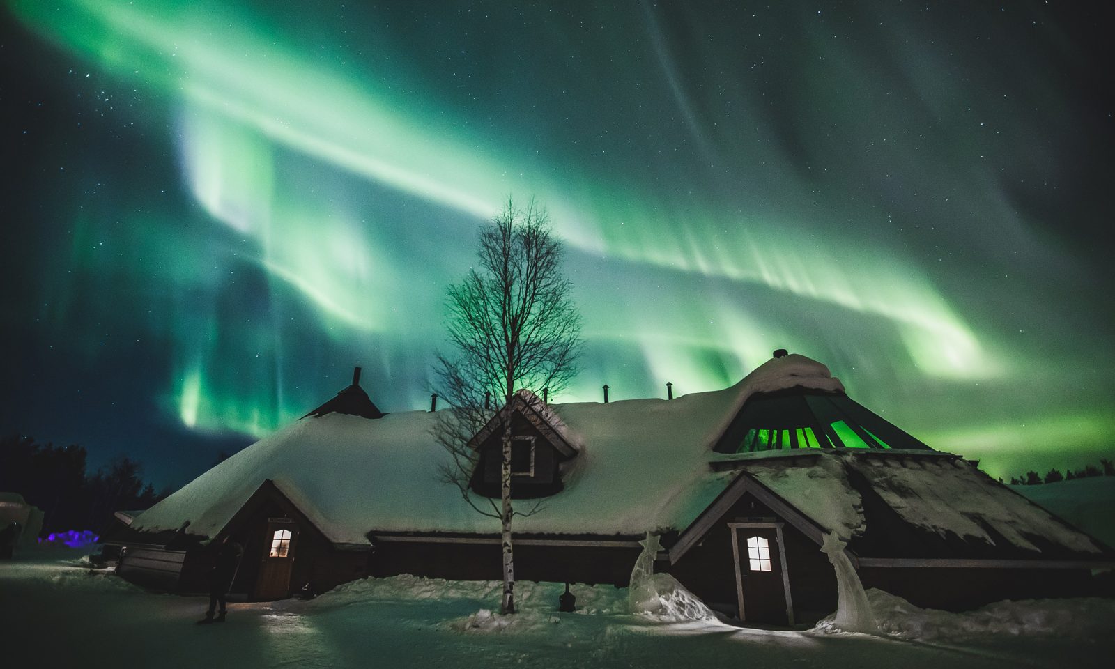 Revontulet talvisen Sky Barin yllä