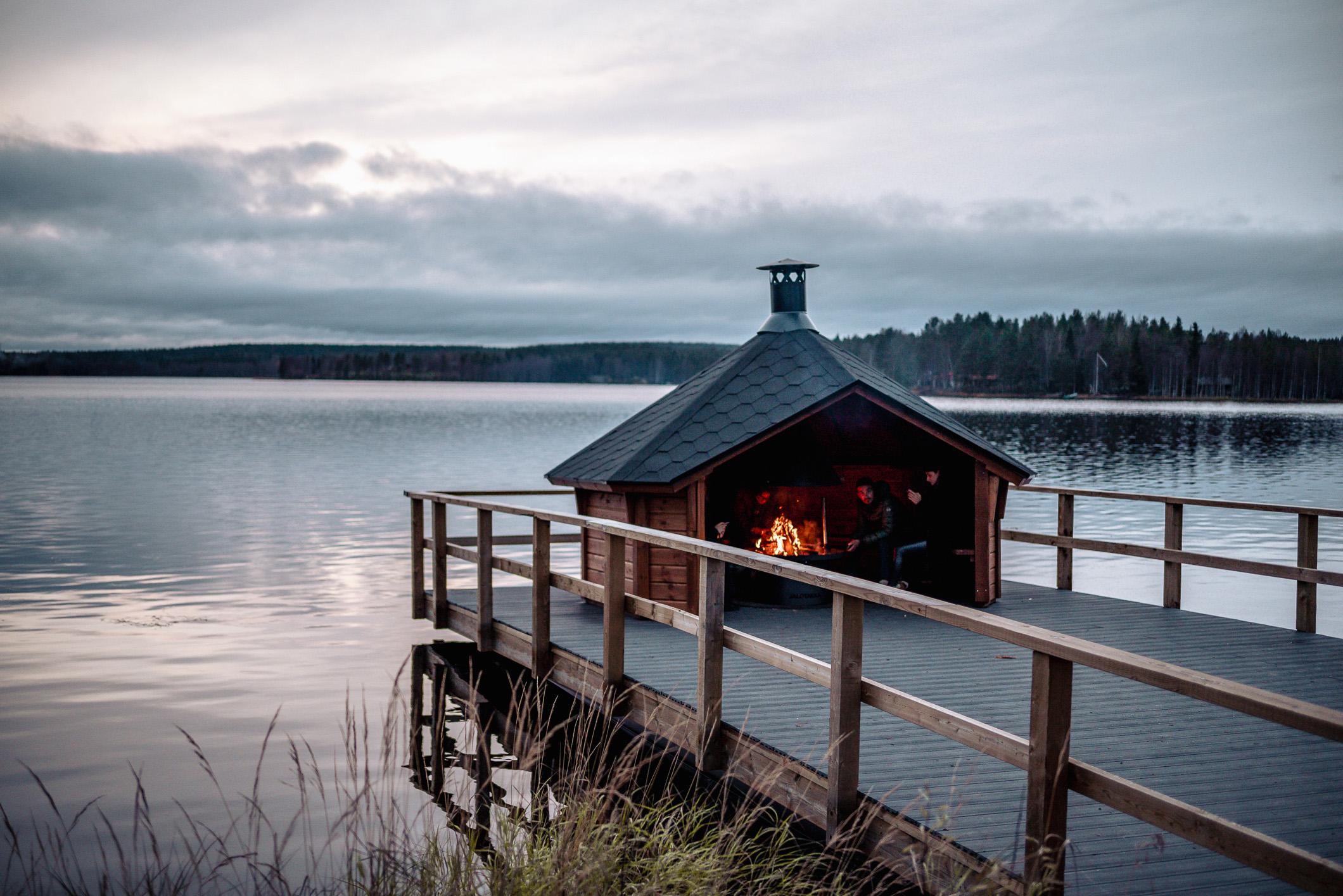 Vierailupaketit syksyllä: nauti tulistelusta Laavulaiturilla