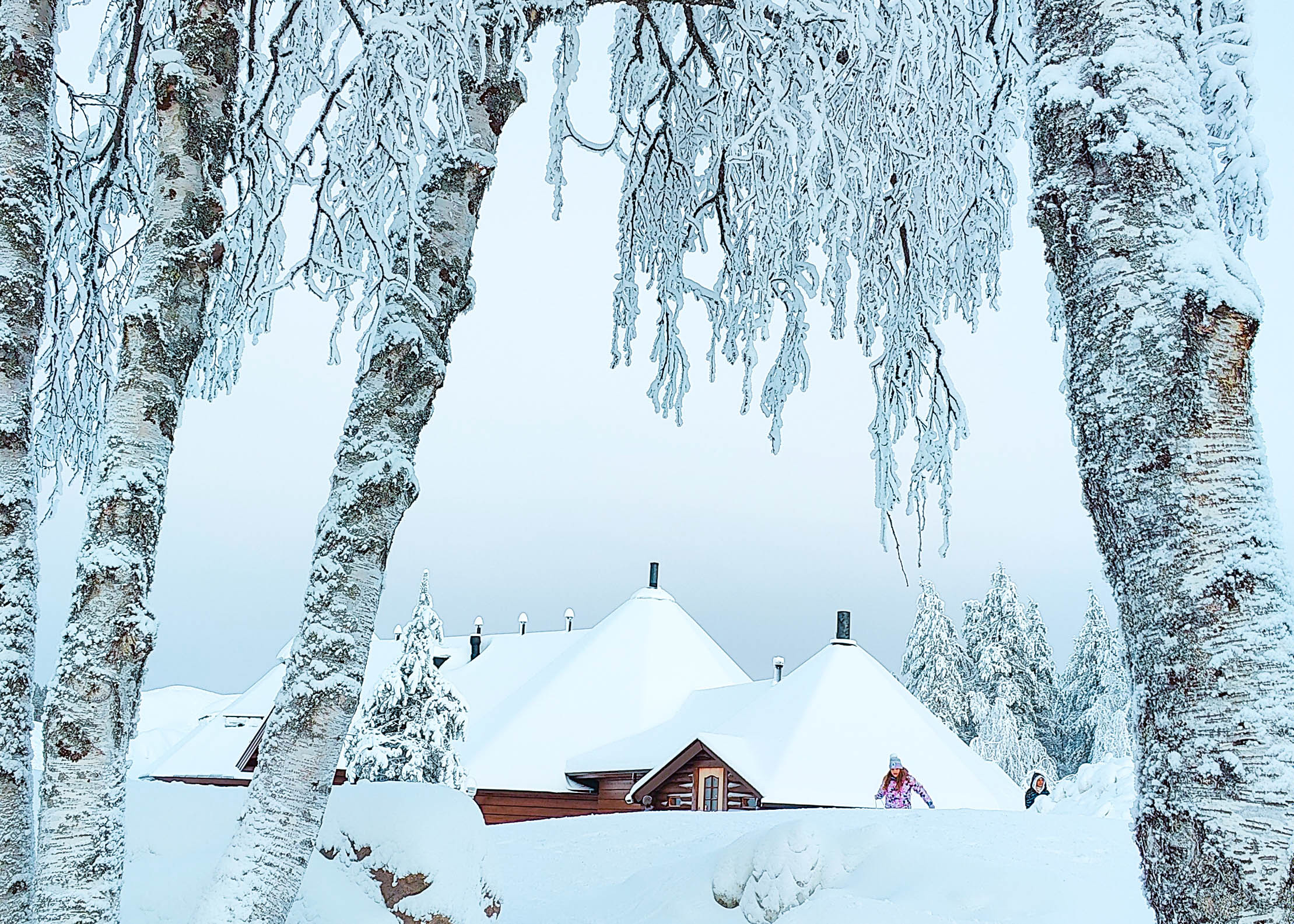 Arctic Snowhotelin talvi: luminen piha-alue