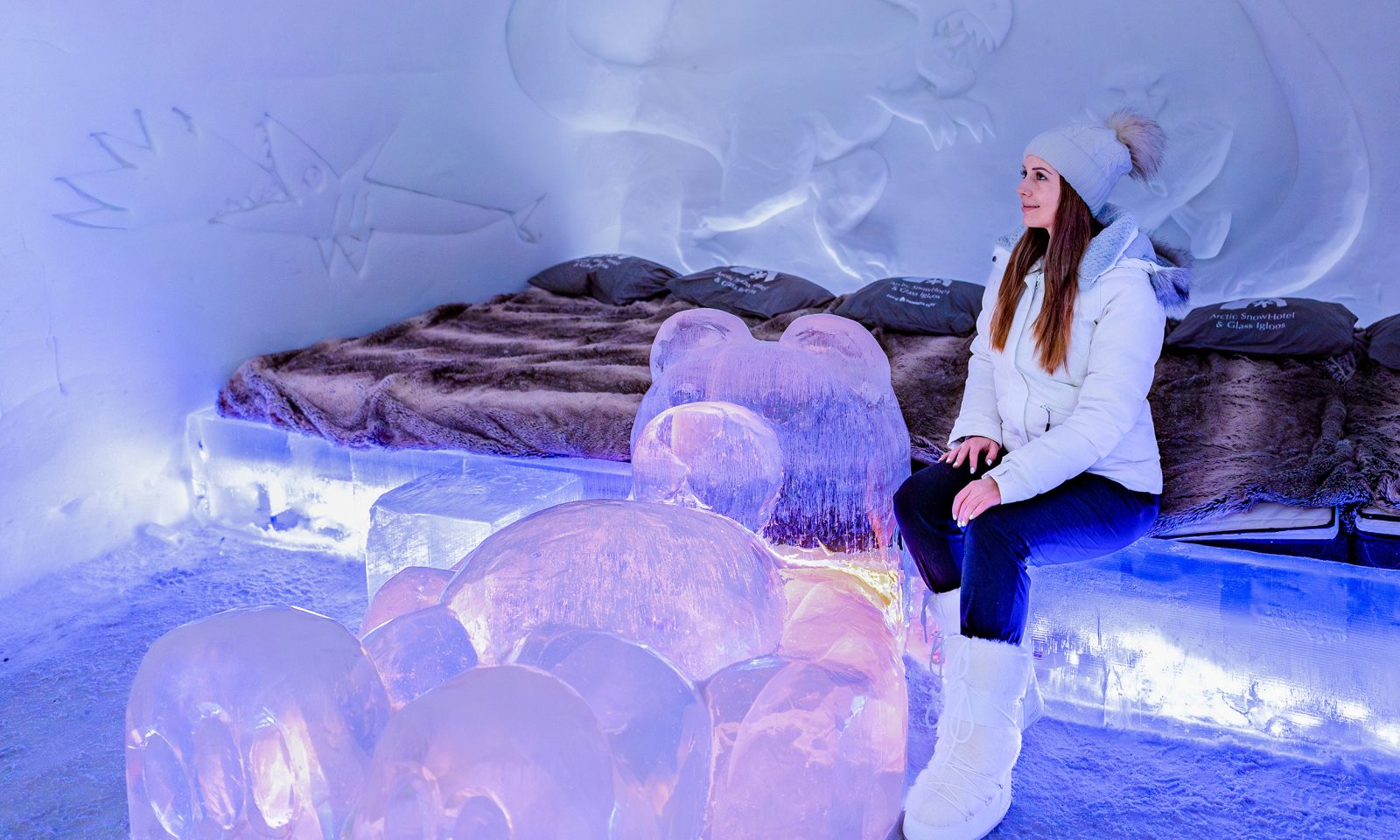 Vierailija lumi- ja jäähotellissa