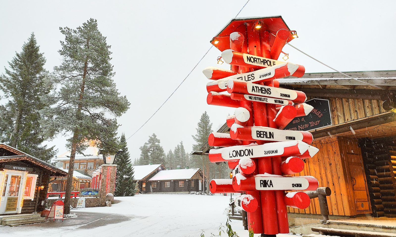 Opasteita Joulupukin pajakylässä