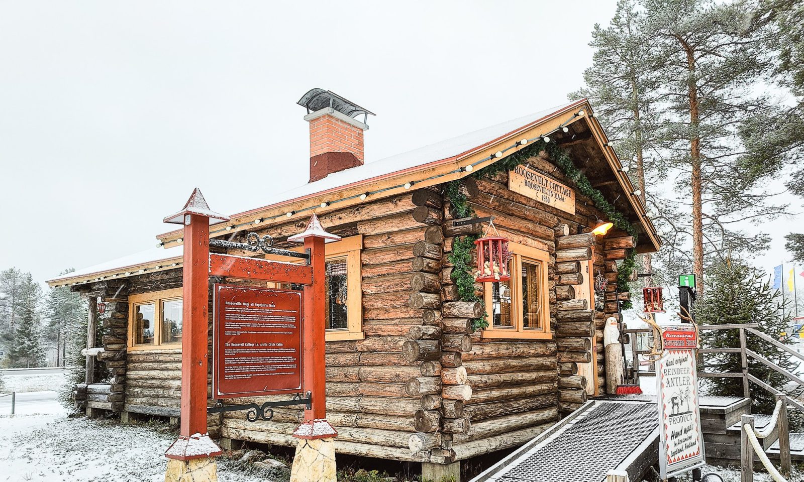 Hirsirakennus Joulupukin pajakylässä talvella