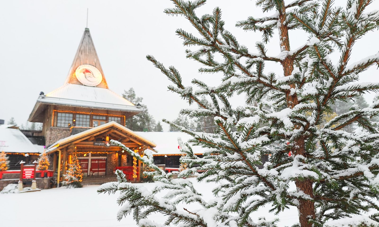 Joulupukin pajakylä talvella