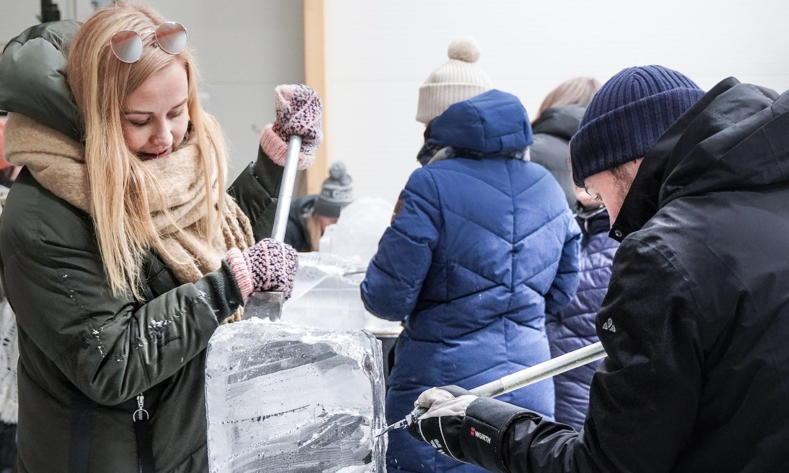 Vierailijat jäänveistossa