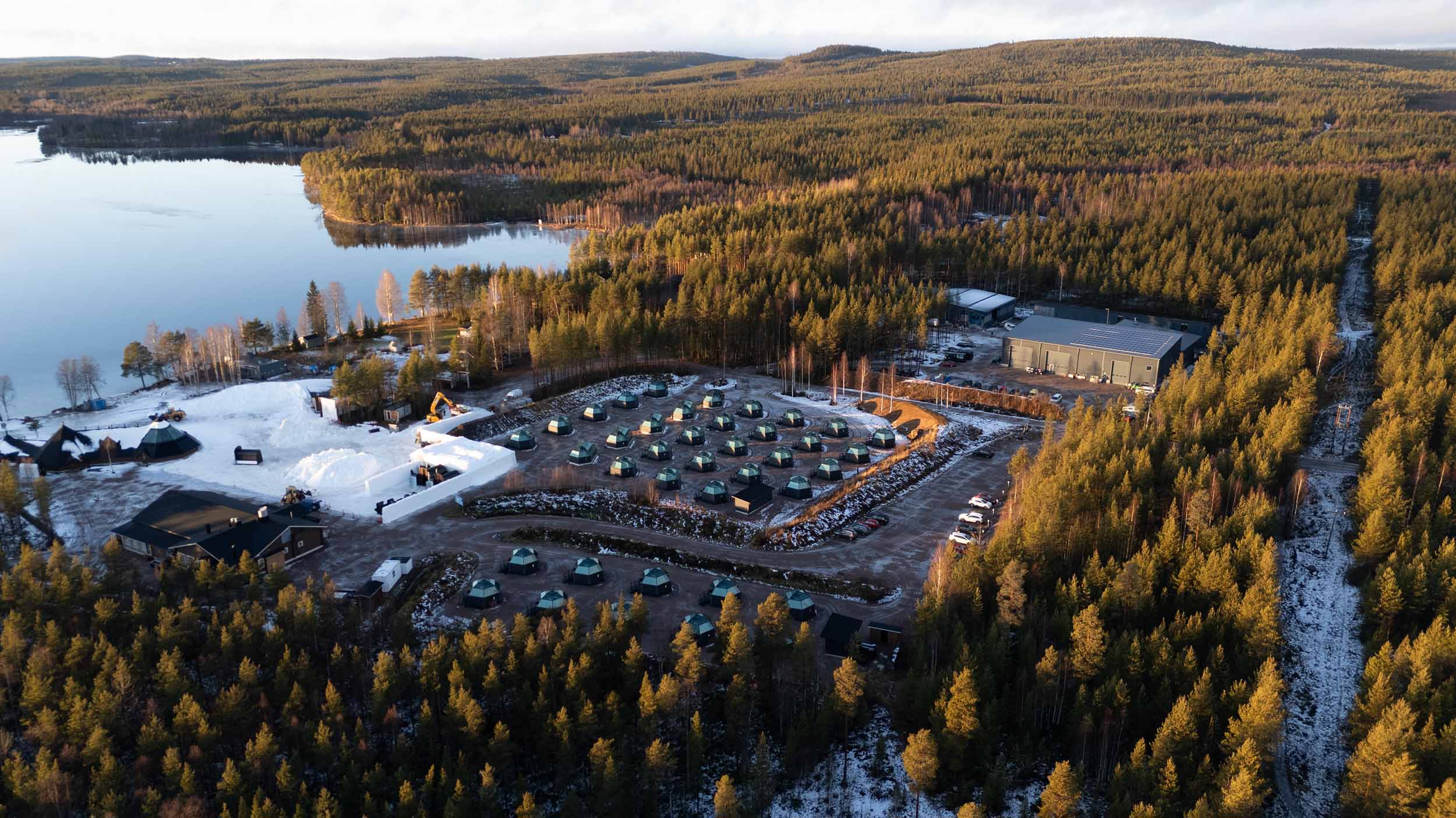 Ilmakuva Arctic SnowHotel & Glass Igloosista alkutalvella kun lumirakentaminen on käynnissä