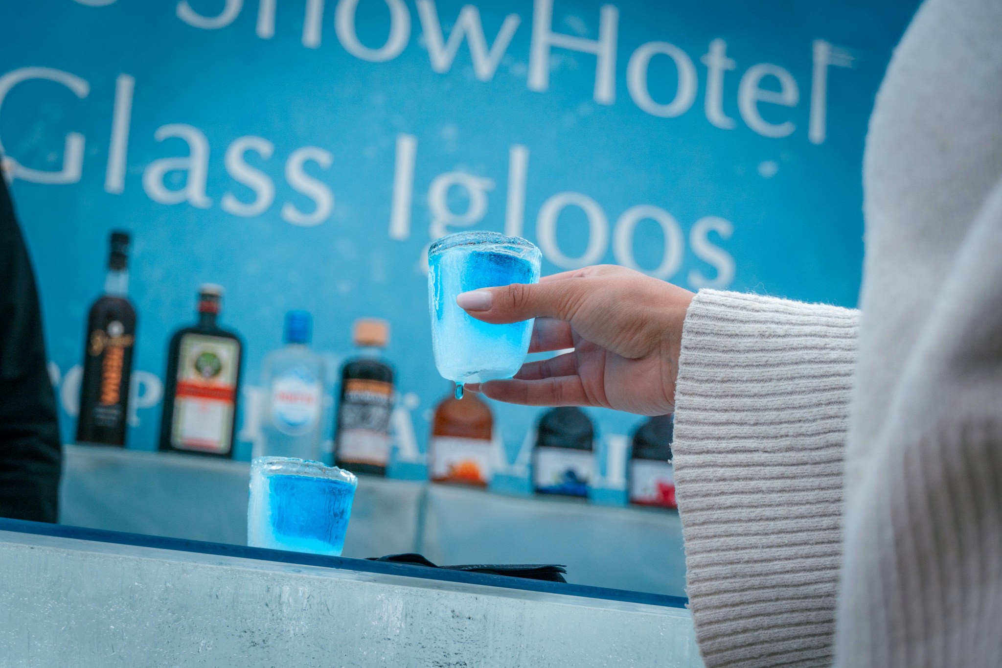 Vieralija nostaa jäädrinkin jääpöydältä Pop-up jääbaarissa.