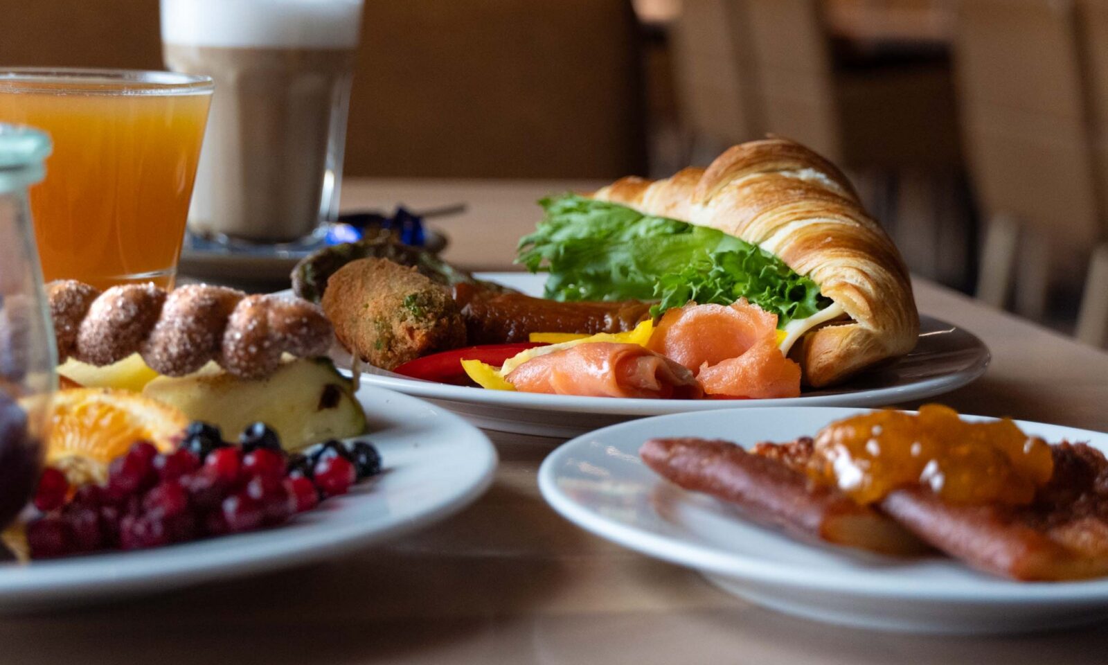 Aamiaista kerättynä lautasille Log-ravintolassa.