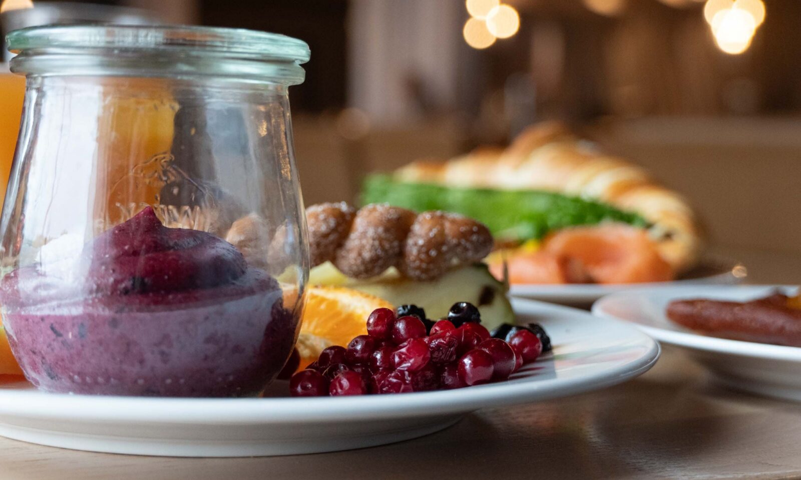 Buffetaamiaisen ruokia koottuna lautasille Log-ravintolassa.