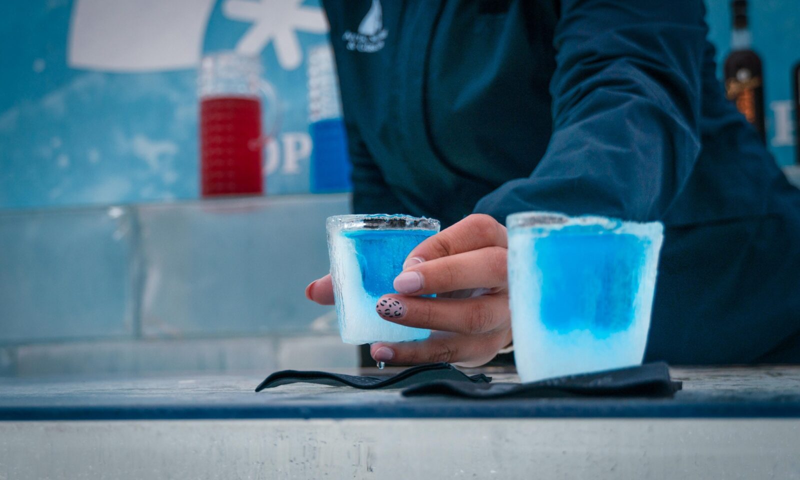 Tarjoilija ojentaa jäädrinkin Pop-up Jääbaarissa,