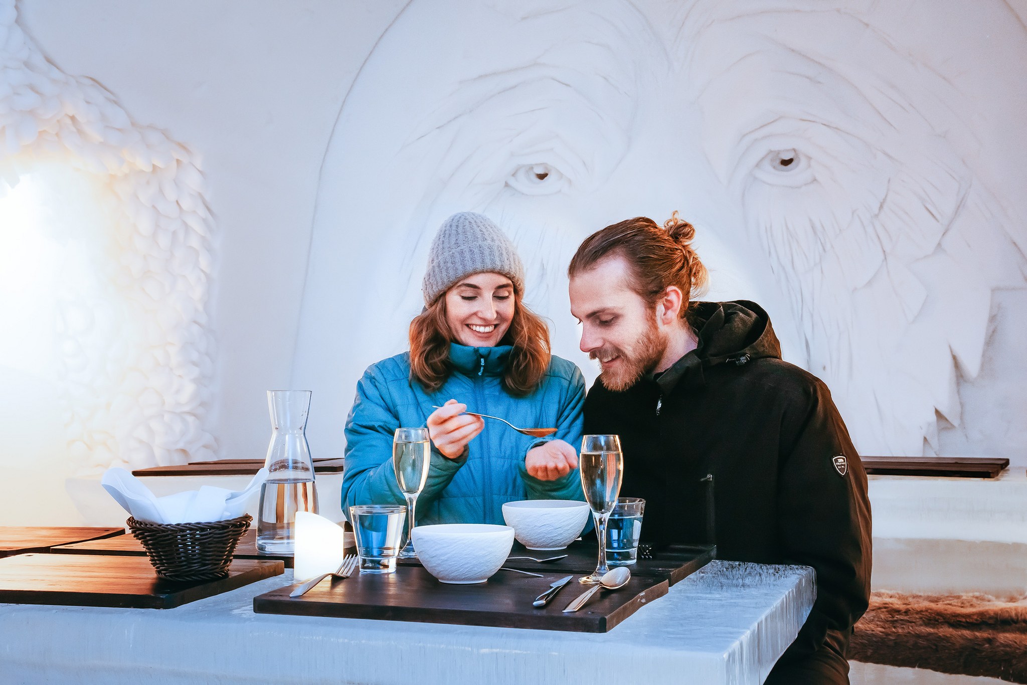 Pari lounastamassa Jääravintolassa Arctic Snowhotel Lumihotellissa Rovaniemellä.