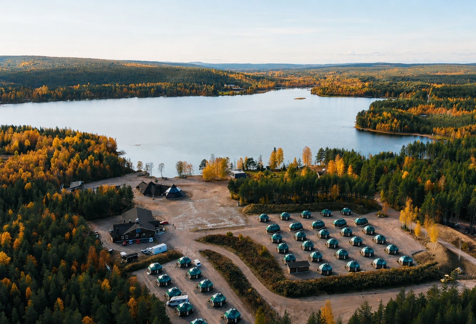 Ilmakuva syksyisestä Arctic SnowHotel & Glass Igloosin alueesta.